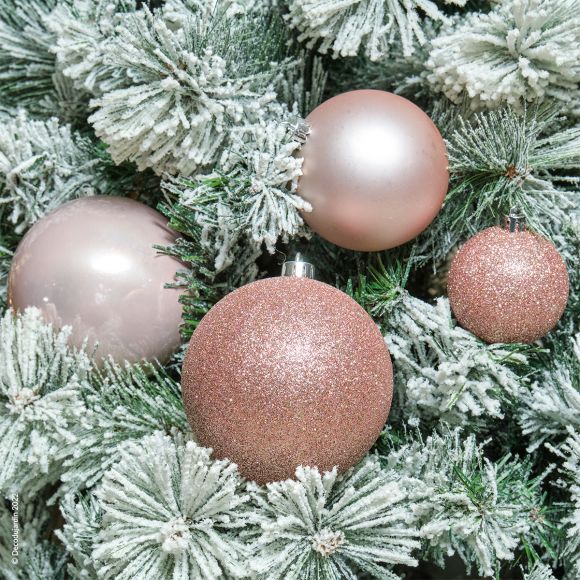 Coffret de 26 boules de Noël de couleur rose poudre mates, pailletées ou encore brillantes.