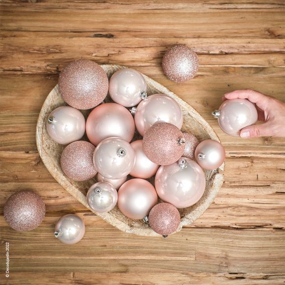 Coffret de 26 boules de Noël de couleur rose poudre mates, pailletées ou encore brillantes.