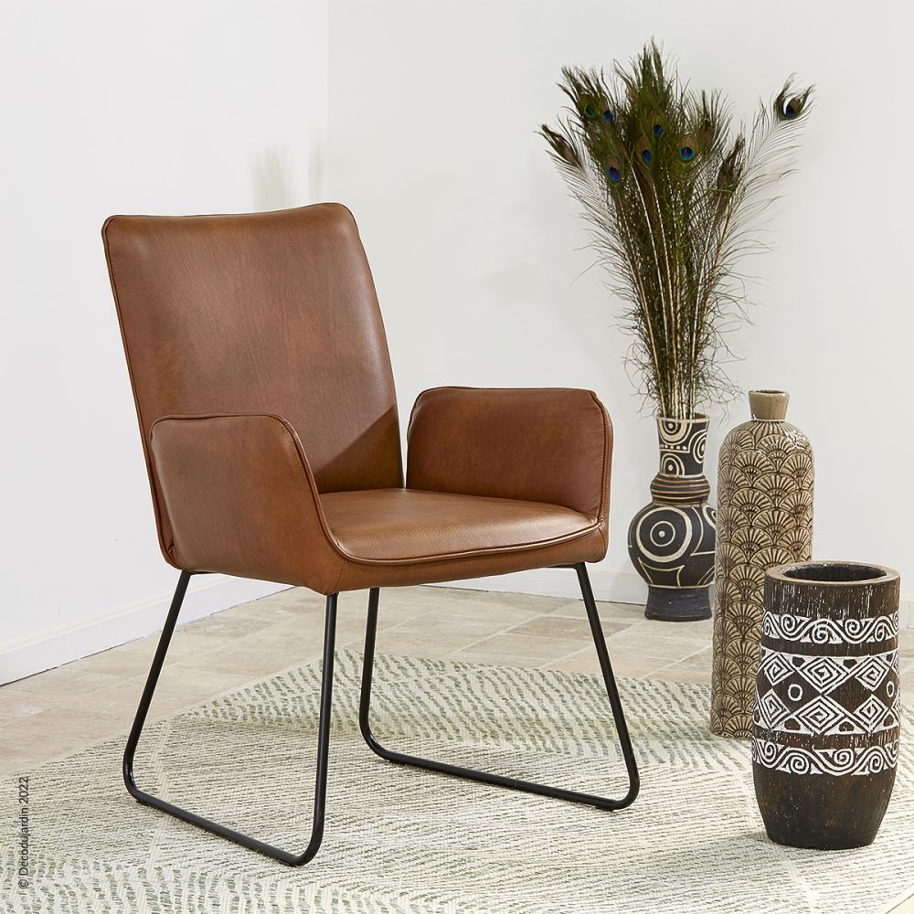 Fauteuil Alhambra Oldschool Cognac : assise en cuir véritable couleur marron et pieds en métal peint en noir. Fauteuil Alhambra Oldschool Cognac : assise en cuir véritable couleur marron et pieds en métal peint en noir.