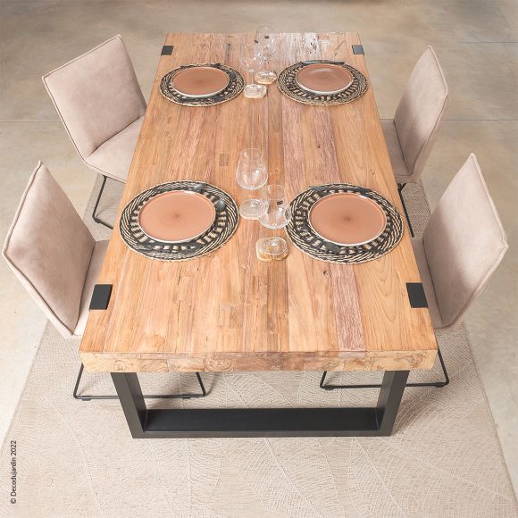 Table de séjour Efka en teck recyclé et métal noir, design industriel minimaliste.