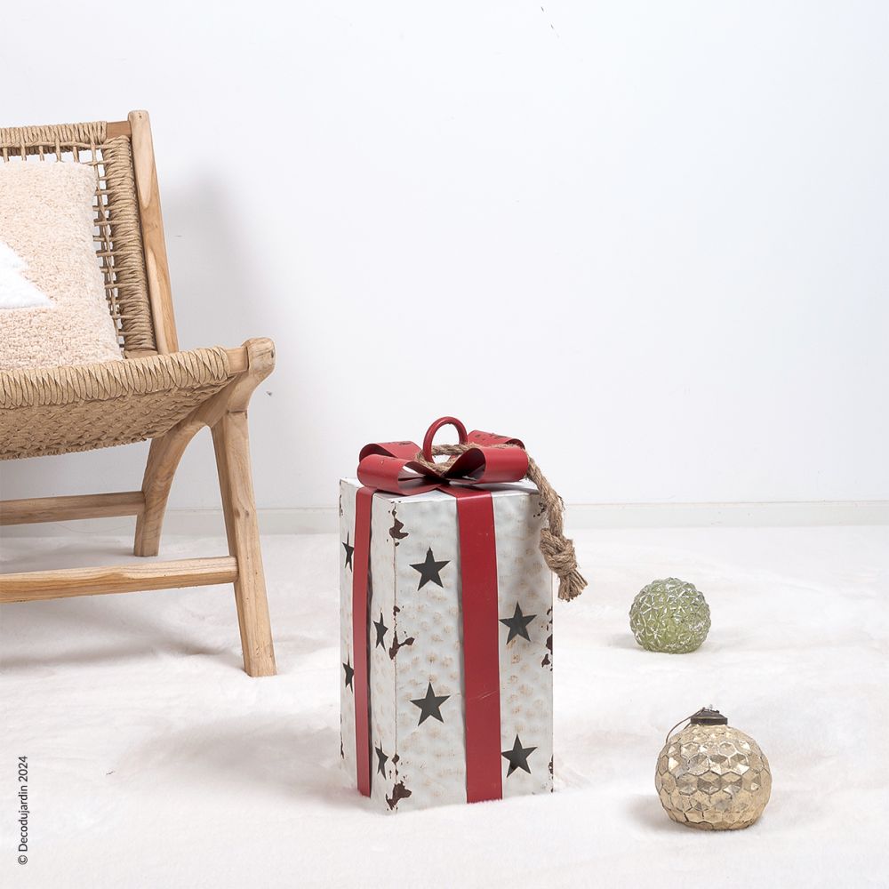 Paquet cadeau Noël blanc avec ruban rouge en Fer moyen format. Paquet cadeau Noël blanc avec ruban rouge en Fer moyen format.